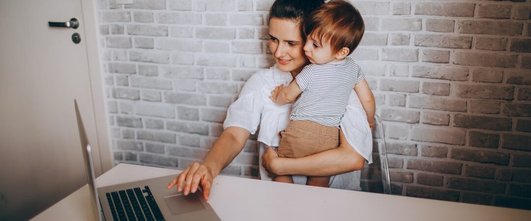 Wie Mütter online Geld verdienen – ohne 9-to-5-Stress