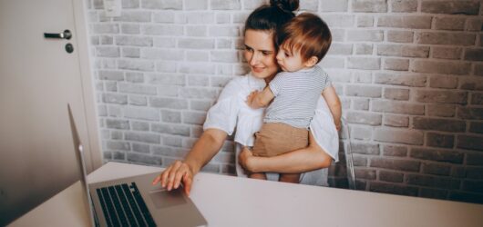 Wie Mütter online Geld verdienen – ohne 9-to-5-Stress